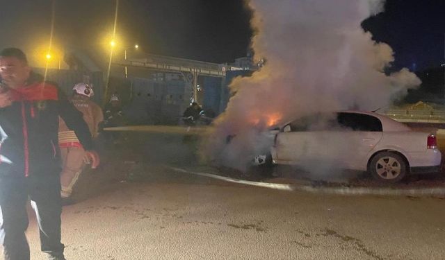 Otomobilin motor kısmı yandı