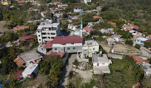 Caminin altından 6 metre genişliğinde yol geçiyor