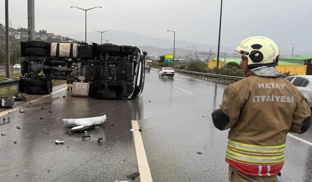 İskenderun’da devrilen tırın sürücüsü yaralandı