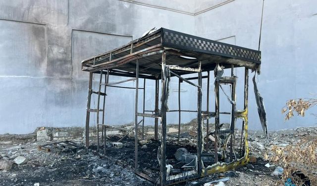 Alevlere teslim olan taksi kulübesinden geriye hurda yığını kaldı