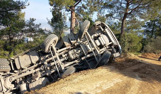 Toprak yolda uçuruma yuvarlanan hafriyat kamyonunun sürücüsü yaralandı