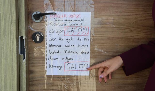 Depremzede öğrencilerin eğitim gördüğü kütüphaneye dadanan hırsızlarına not asıp "Lütfen Çalma" diyerek seslendiler