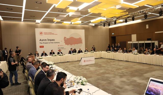 Bakan Kurum Hatay’da “Asrın İnşası” toplantısında basın mensuplarıyla buluştu