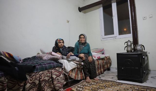 80 yaşındaki anne, 61 yaşındaki bedensel engelli kızına ömrünü adadı