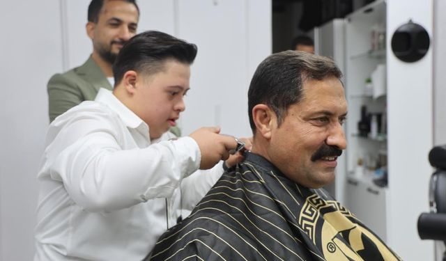 Down sendromlu kuaför Şükrü'den Vali Masatlı'ya yürek ısıtan tıraş