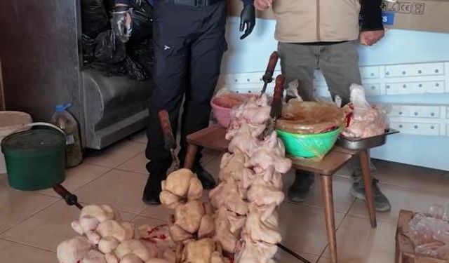 ‘Leş kokusu var’ dediği dönercide mide bulandıran görüntü