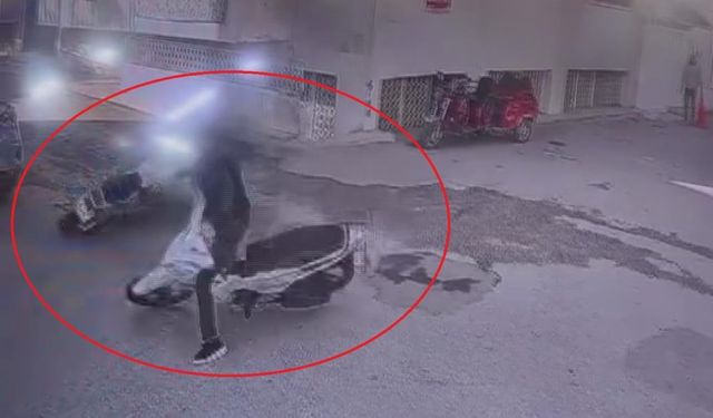 Motosikletlerin kafa kafaya çarpıştığı anlar kameraya yansıdı