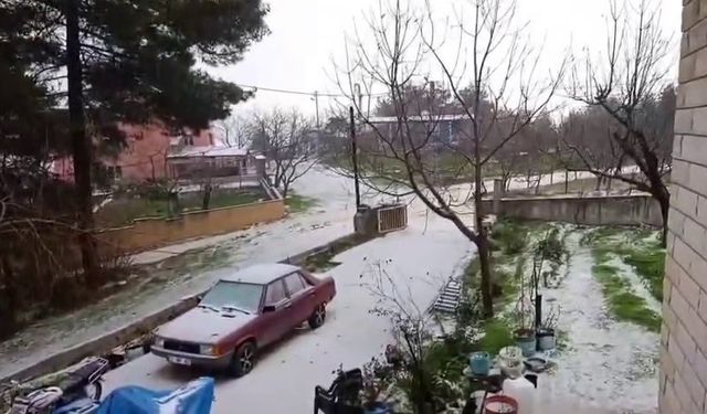 Dolu yağışı beyaza bürüdü