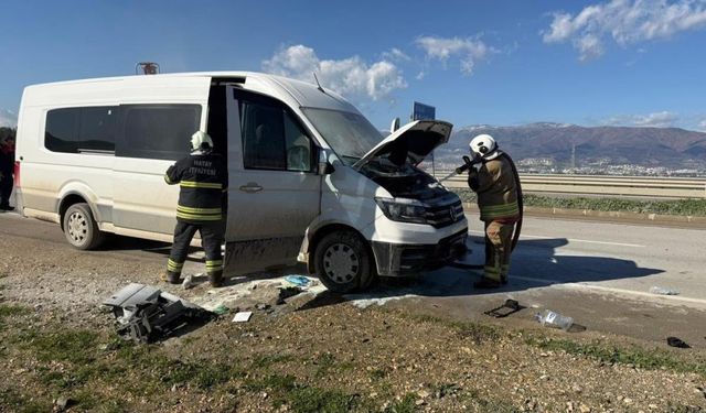 Antakya'da seyir halindeki minibüste korkutan yangın
