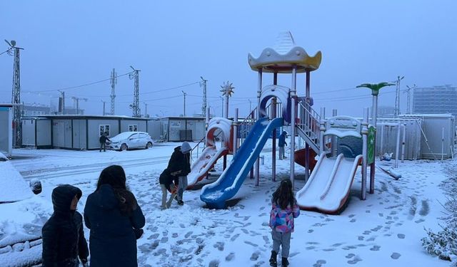 Hatay’da kar yağışına en çok çocuklar sevindi