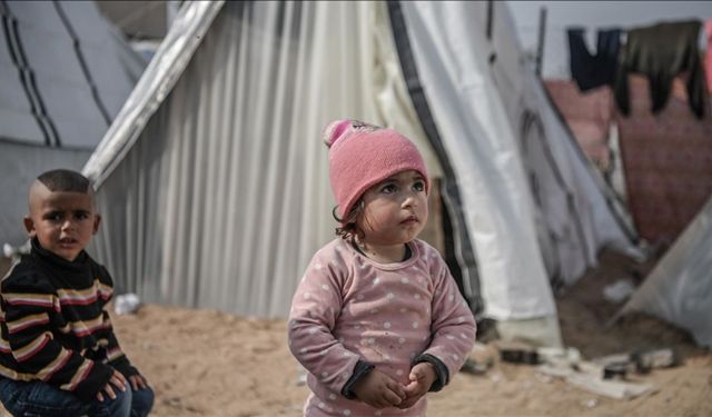 Kış yüzünü gösterdi, Gazzeliler perişan! Aileler çocuklarının soğuktan ölmemesi için didiniyor!