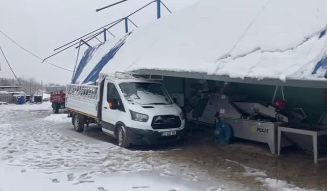 Kar kütlesini taşıyamayan çatı araçların üzerine çöktü