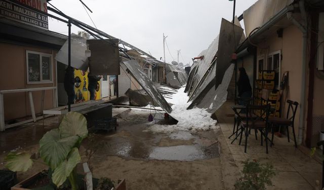 Kar kütlesini taşıyamayan plastik çatının yerle bir olmasıyla korku dolu anlar yaşadılar