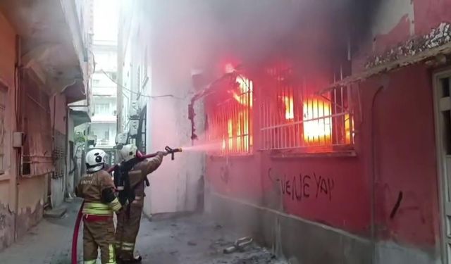 Kumaş deposu alevlere teslim oldu