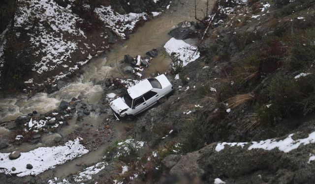 Metrelerce yüksekten dereye uçan otomobilden kendini atarak kurtardı
