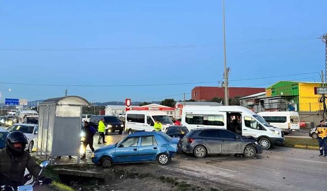Zincirleme kazada durağa dalan otomobilden kaçarak kurtuldular