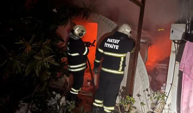 Altınözü’nde konteyner ve çadır yandı