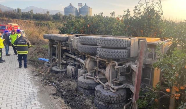 Payas’ta trafik kazası: devrilen kamyonun sürücüsü yaralandı