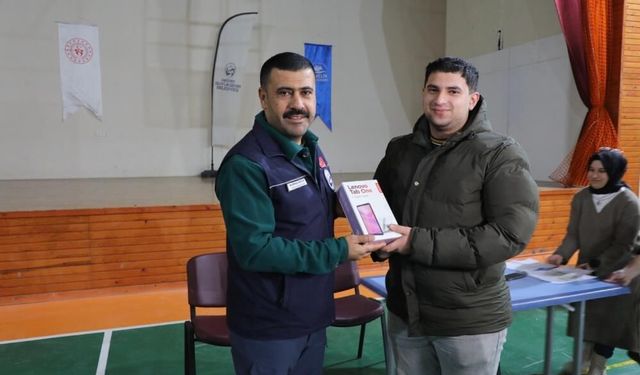 Depremzede öğrencilere burs ve tablet desteği