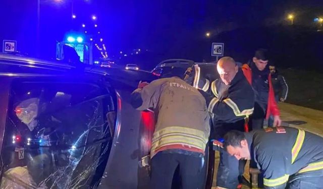 Vidanjöre çarparak devrilen otomobilin sürücüsü yaralandı