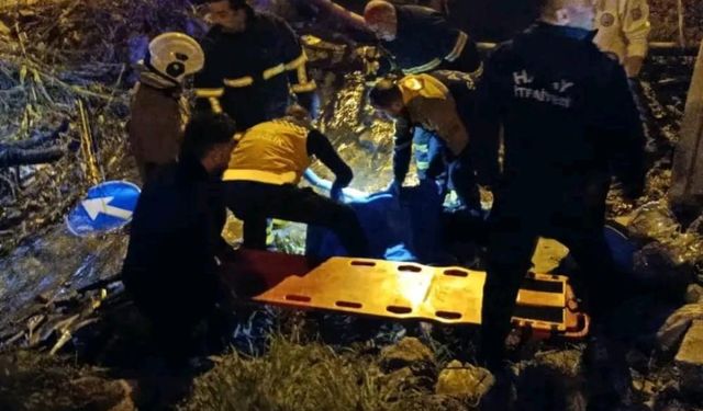 Minibüsle çarpışan motosiklet su kanalına devrildi: 2 kişi yaralandı