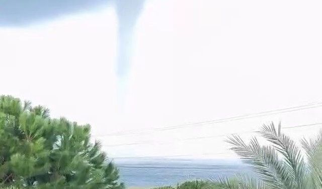 Hatay'da denizde hortum oluştu