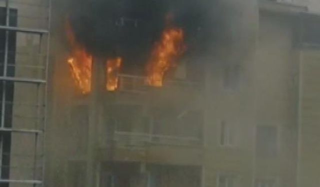 İşçilerin kaldığı apartman dairesi alevlere teslim oldu