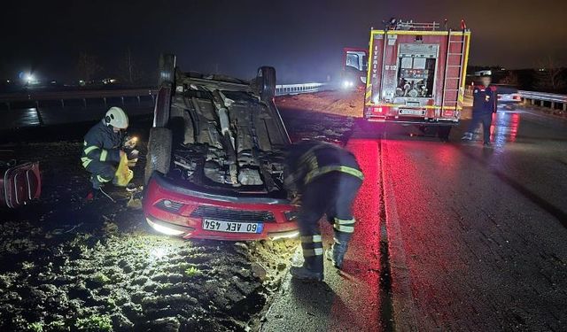 Ters dönen otomobildeki 2 kişi yaralandı