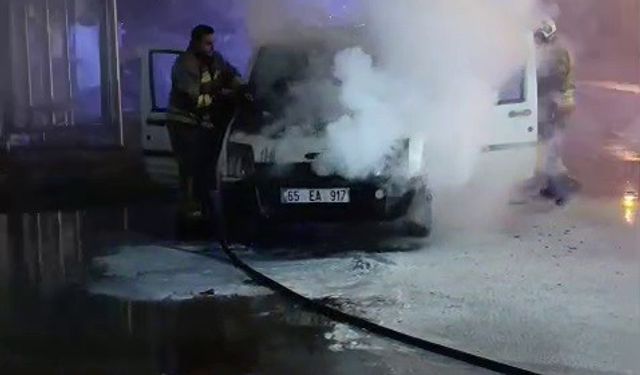 İskenderun'da seyir halindeki araç alevlere teslim oldu