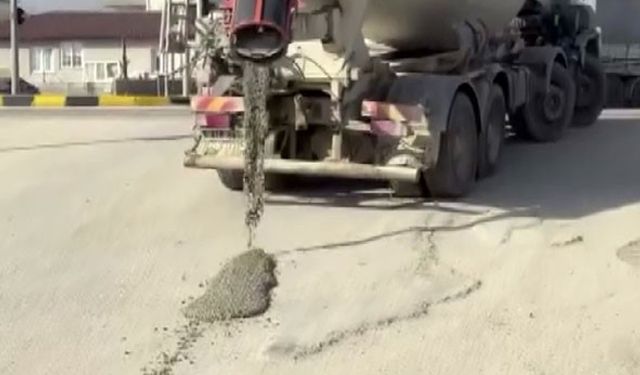 Trafik ışıklarında beklerken yolu betonla kaplayan mikser sürücüsüne ceza uygulandı