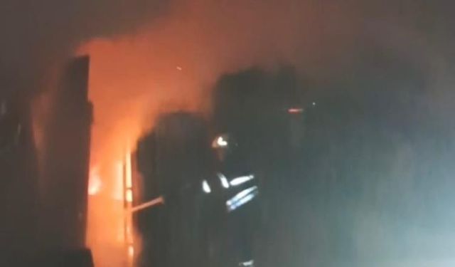 Hatay’da konteyner alevlere teslim oldu