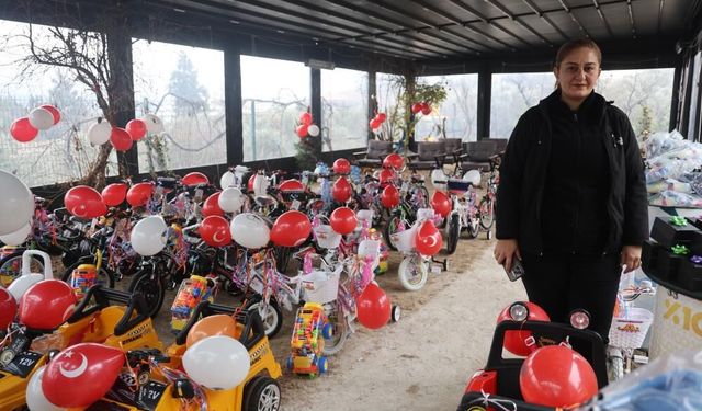 Depremzede öksüz ve yetim çocukların yüzü hediyelerle güldü