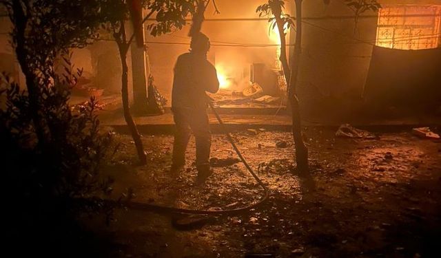 Alevlerin yükseldiği evde mahsur kalan kediyi itfaiye kurtardı