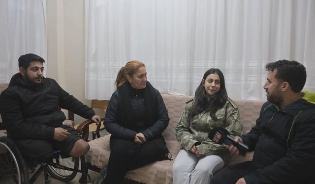 Annesini ve ağabeyini enkazdan kurtaran askerin üşümesin diye verdiği montu geri verebilmek için 3 yıldır saklıyor