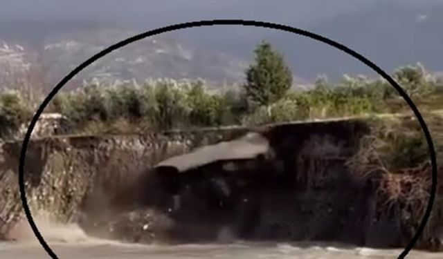 Aşırı yağışla birlikte yolda yaşanan çökme anı görüntülendi