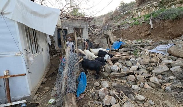 Depremde yıkılan evinin yerine yaptığı ahıra aşırı yağışta istinat duvarı çöktü