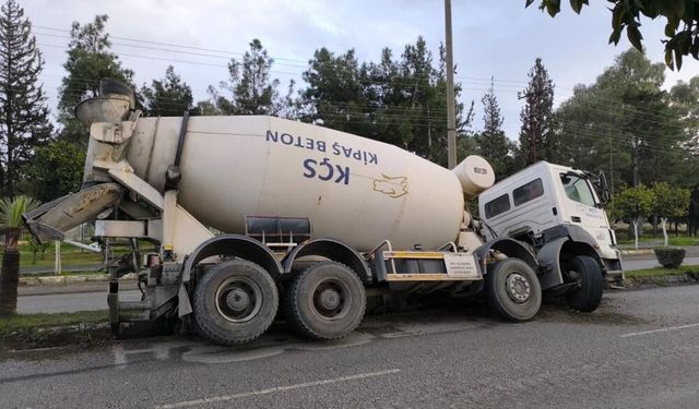 Çukura düşen beton mikseri devrilmeye ramak kala durdu