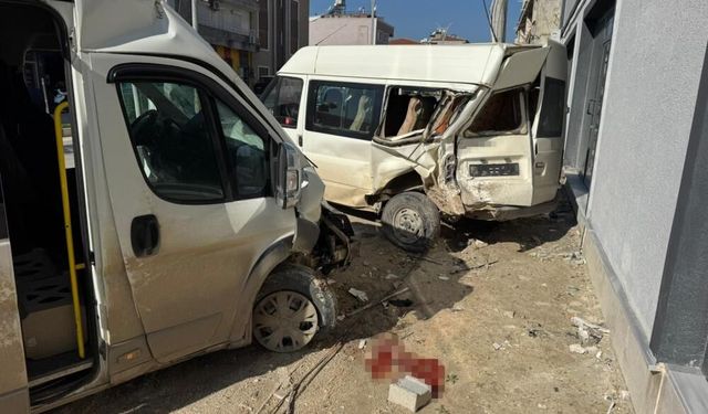 Minibüsün, park halindeki minibüse çarptığı kazada 2 kişi yaralandı