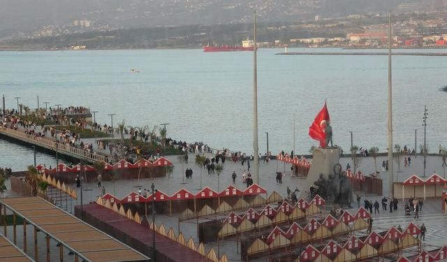 Yağışlı havanın son bulmasını fırsat bilen vatandaşlar İskenderun Sahili'ne akın etti