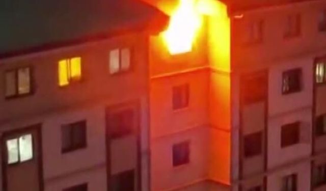 Yangında evdeki tüp patladı: Binada mahsur kalan 13 kişiyi itfaiye ekipleri kurtardı
