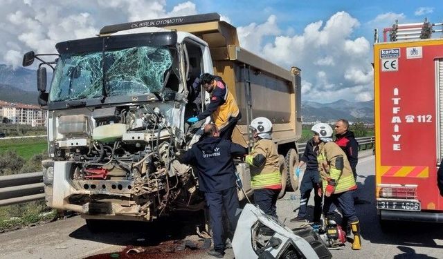 Tırla çarpışan kamyonun sürücüsü yaralandı