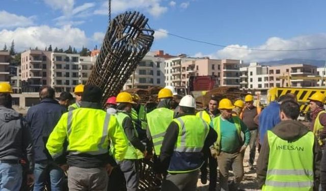Vinçten düşen demir kolonun altında kalan işçi yaralandı