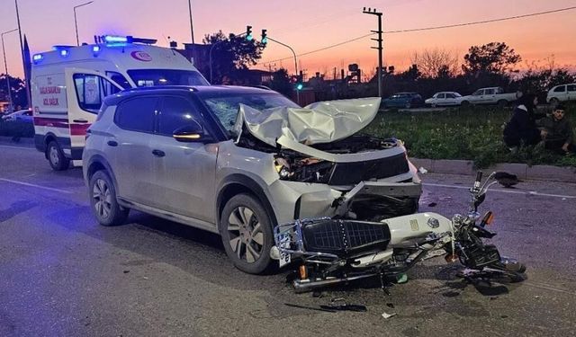 Işık ihlali yapan motosiklet otomobille çarpıştı: 2 yaralı