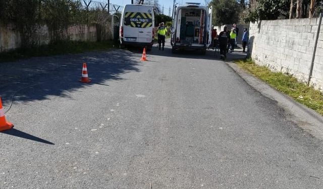 Öğrenci servisi elektrik direğine çarptı: 4 yaralı