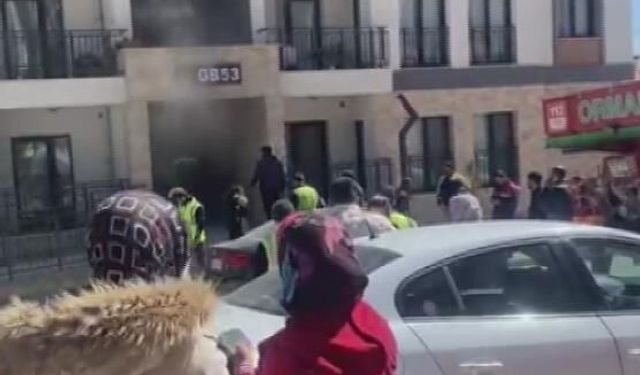 Prizden çıkan yangında apartman dairesinden alevler yükseldi