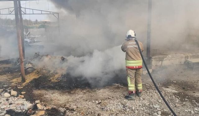 Antakya'da odunlukta çıkan yangın eve sıçramadan söndürüldü