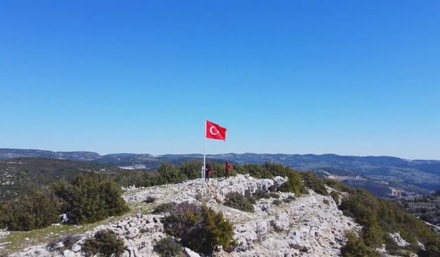 7 tepede, 7 bayrak göndere çekildi
