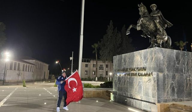 Dünya Kupası sevincini kent meydanında tek başına göz yaşları içerisinde yaşadı