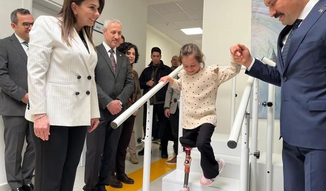 Depremde ailesini ve bacağını kaybeden küçük kızın çizdiği resimdeki protez bacak detayı duygulandırdı
