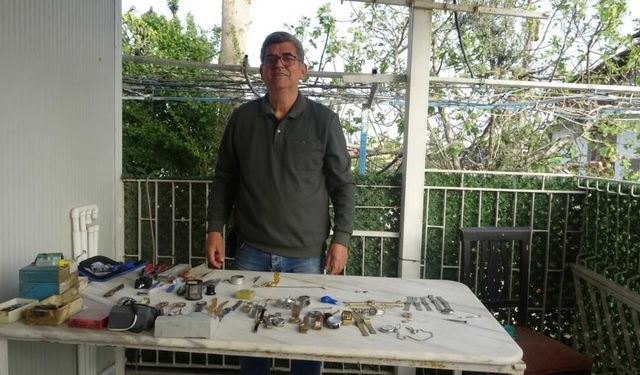 35 sene yaptığı mesleği teknolojiye yenik düşen saatçi, 12 yıldır evinde mesleğini yaşatıyor